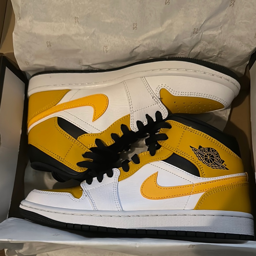 Jordan Yellow and White Sneakers Classic Basketball Style